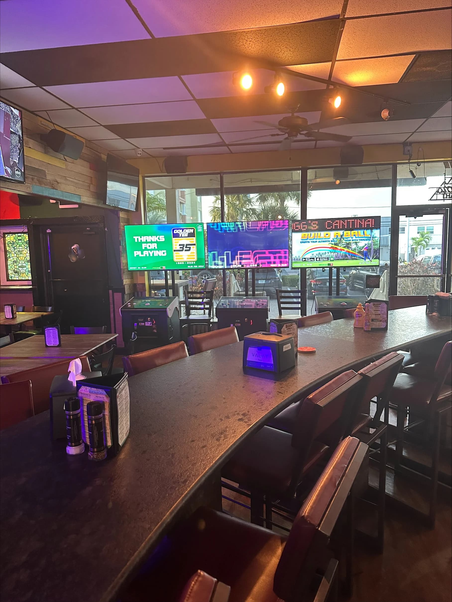 Hogg Daddy's Beach Bar & Grill